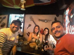Con amigos en un bar de la ciudad de Guatemala