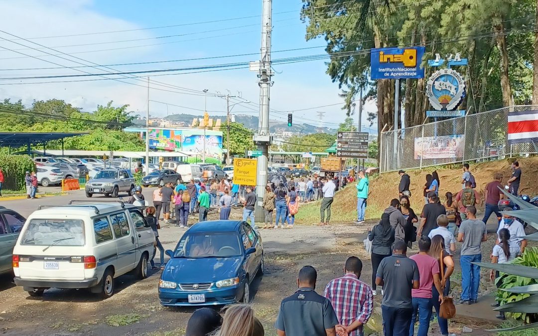 Personas haciendo fila para vacunación en INA La Uruca, San José